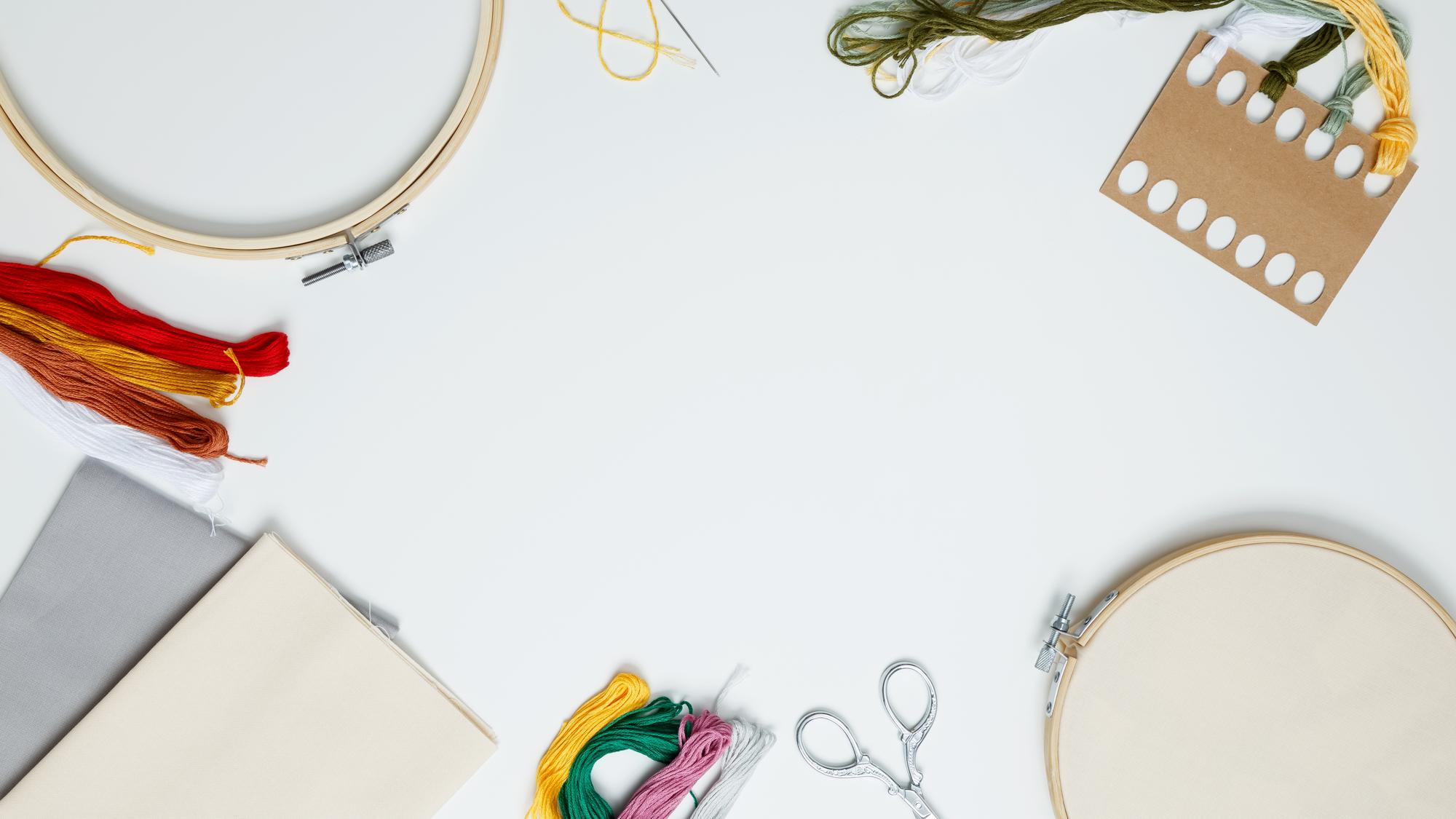 Einladende Werkstattszene mit Stickprobe auf dem Tisch